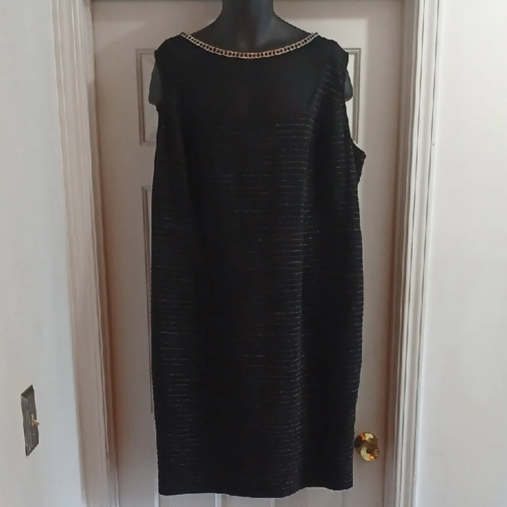 Brianna Milay Chic Black Sleeveless Dress with Chain Detail, 24W - Picture 3 of 10